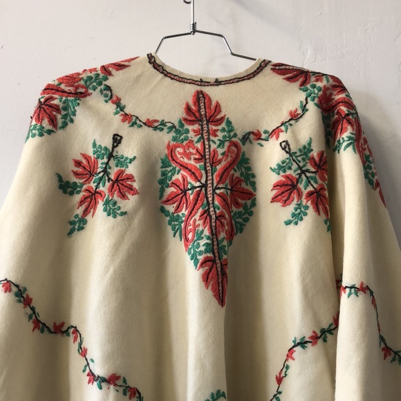 Vintage wool poncho with hand embroidery - Picture 5 of 8